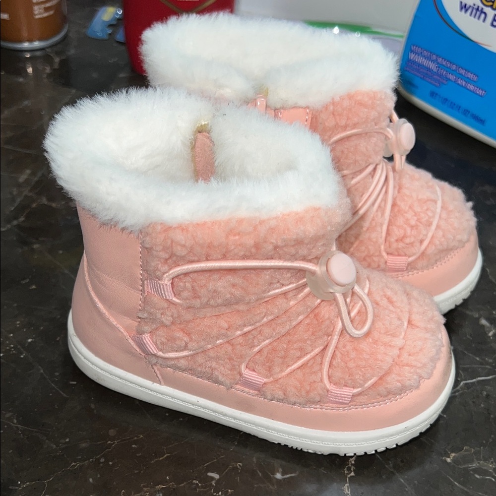Toddler Girl Fuzzy Winter Boots – Size 6